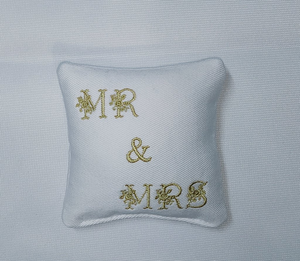 Look at these my mom been busy making 😸Thinking getting married this Year. Beautiful little Wedding day ring cushions with Gold Embroidery.
ebay.us/m/AdBeJj
#wedding #cats #TheTraitors