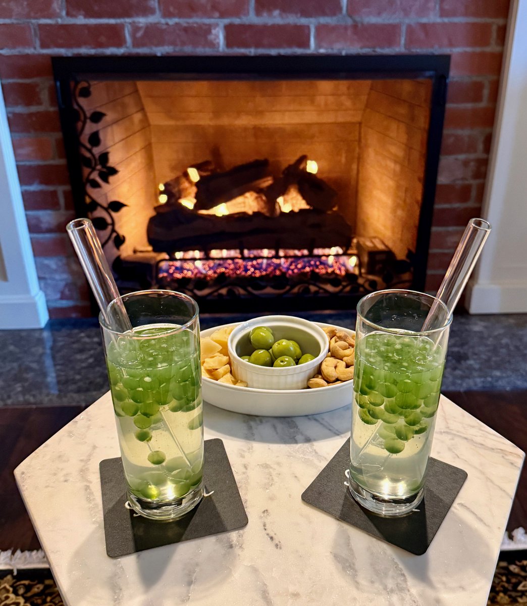 Cold weather, cozy fireplace, gin cocktails. What else do you need?
.
cooksavorcelebrate.com/cucumber-gin-t…