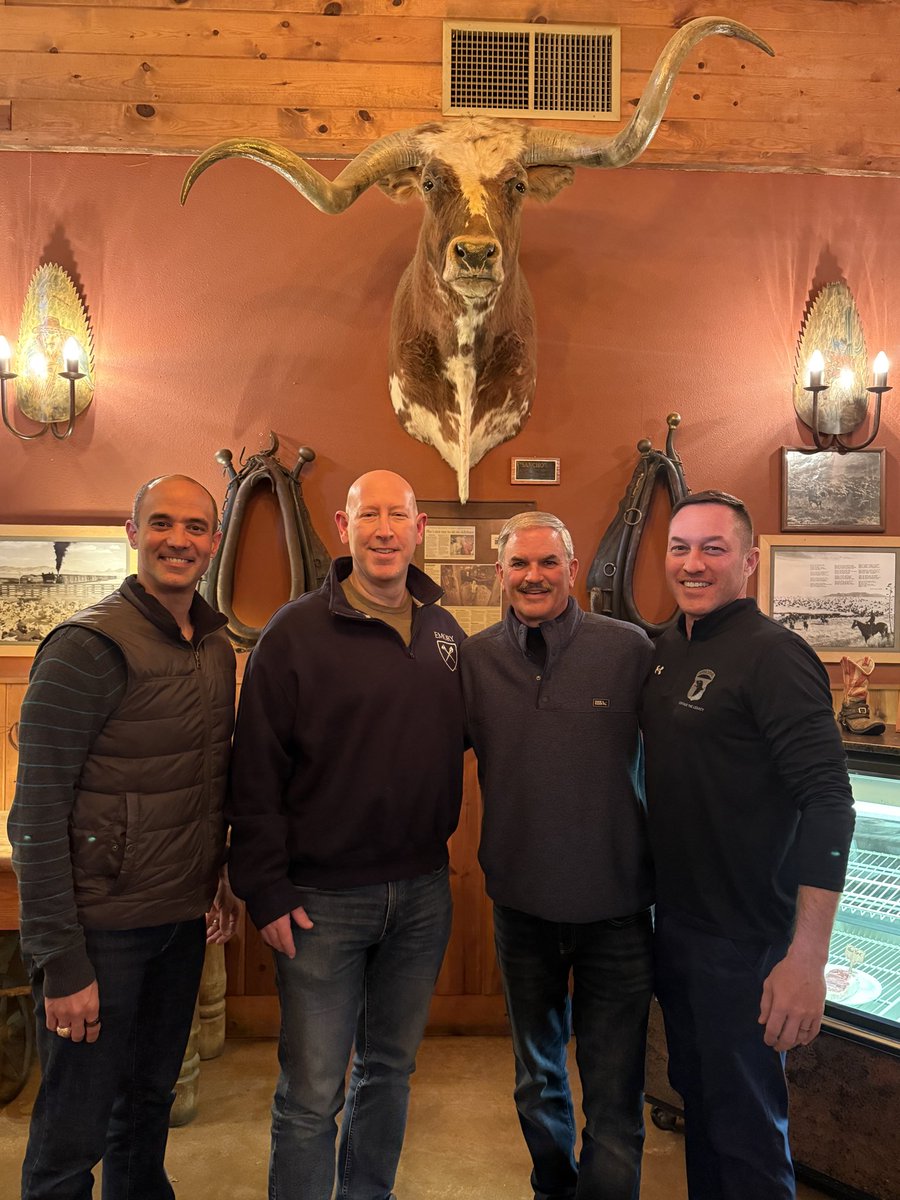 I had an incredible experience visiting the <a href="/101stAASLTDIV/">101st Airborne Div.</a> command team at Fort Huachuca, AZ this week.  Meeting the soldiers at the border wall and learning more about their mission was truly eye opening. 
#ScreamingEagles #LegendsBank