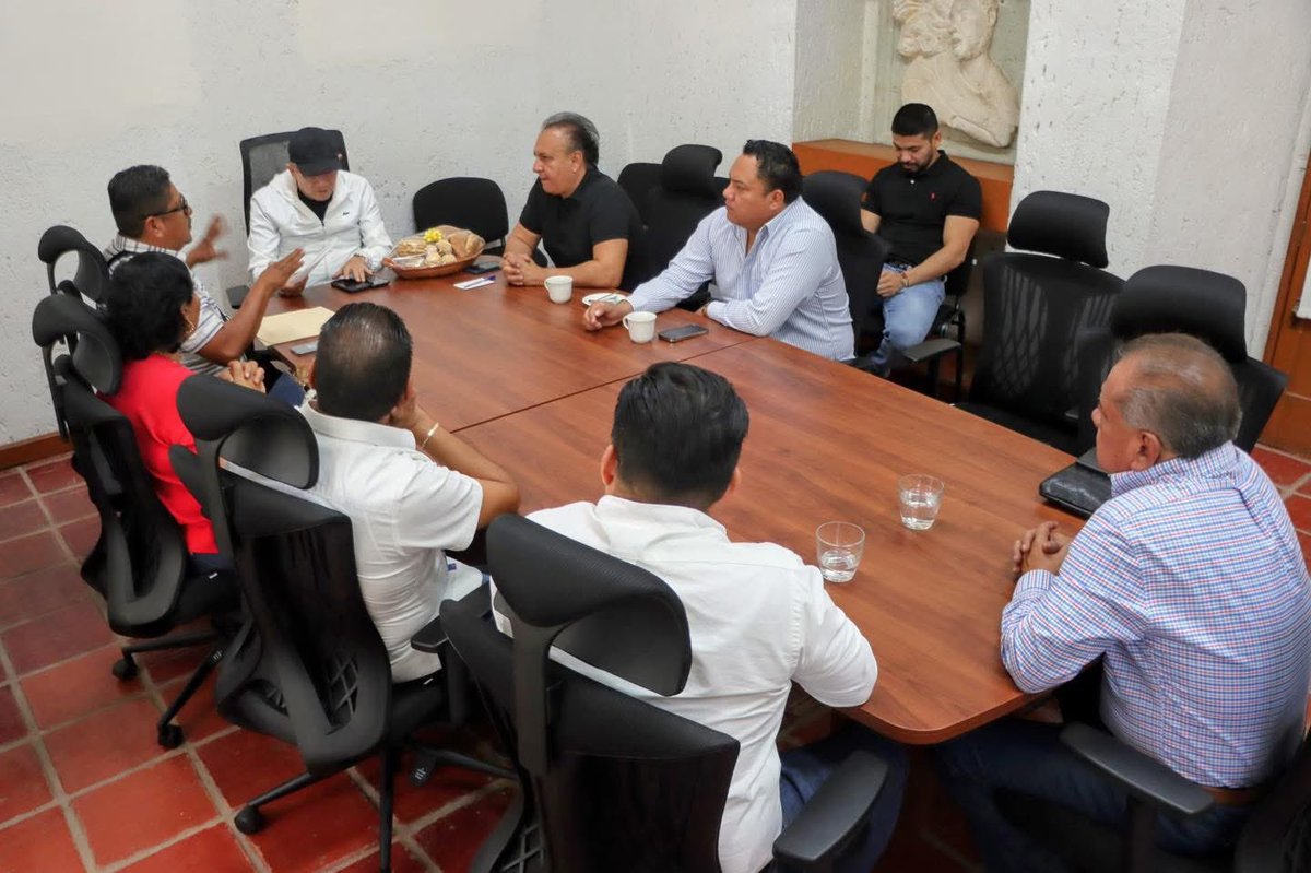 juliomoriba's tweet photo. Mi reconocimiento al Presidente Municipal de Santo Domingo Tonalá, Ali Martínez, y a la síndica Paty Navarrete, de origen priista, por sumarse al esfuerzo colectivo por Oaxaca. @noejaracruz @hectorpablo_ https://t.co/sqtdBD9bgo