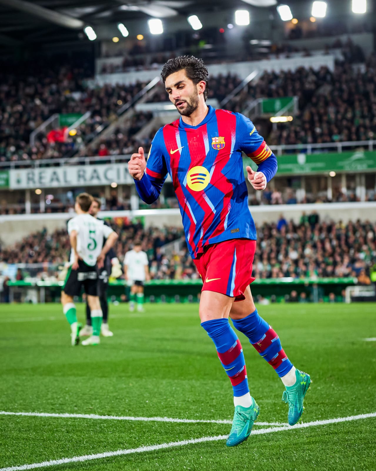 برشلونة يعبر راسينغ سانتاندير بثنائية متأخرة ويحجز مقعده في ربع نهائي كأس الملك 