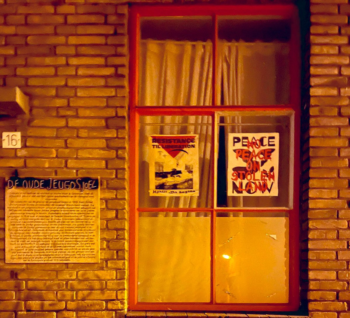 EenExWokeDocent's tweet image. Geachte gemeente Groningen,

Vandaag hoorde ik dat er nog steeds 7 oktober wordt gevierd door krakerstuig in de voormalige jeugdsynagoge in uw gemeente. Inmiddels is het ruim een jaar geleden dat de burgemeester aangaf te zullen nadenken over een gesprek met het linkse…