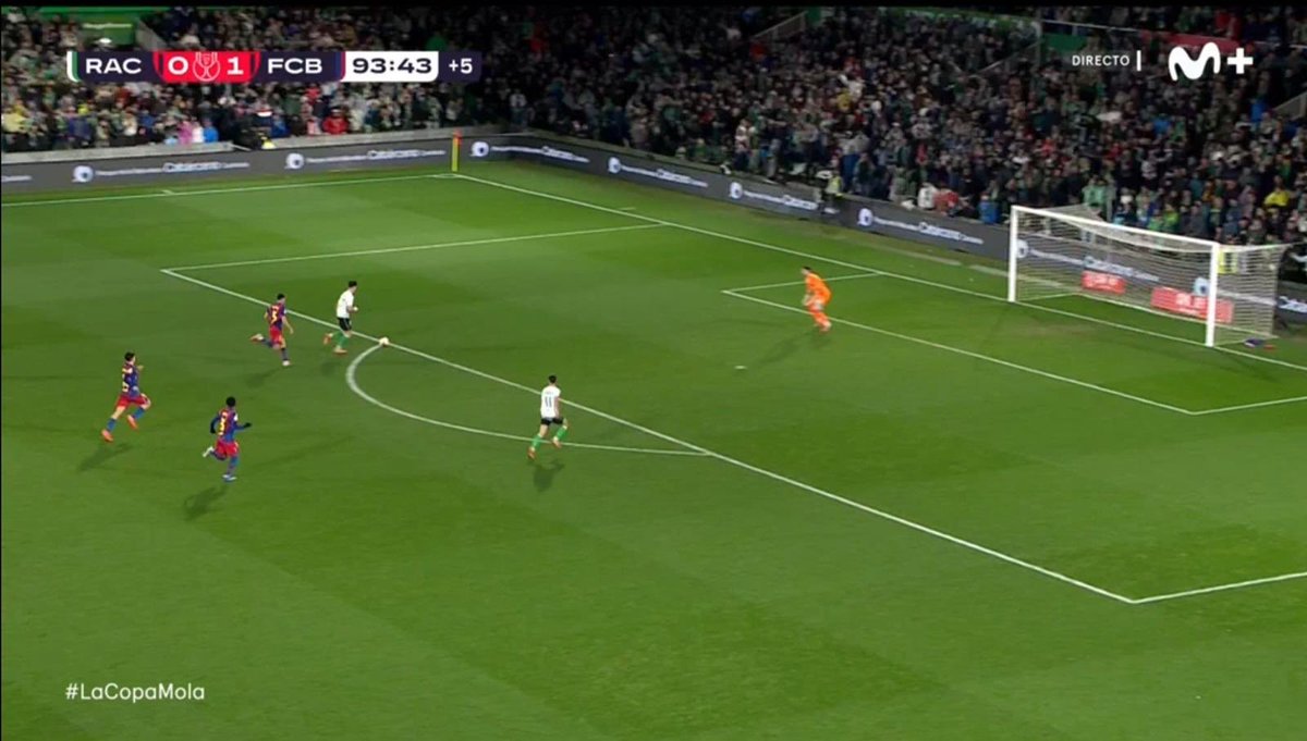 hectorsanmii_'s tweet image. Ha metidos dos goles anulados por fuera de juego muy justos a uno de los mejores porteros del mundo. Y aún hay gente que mata a un chaval de 18 años por fallar esta en el 94. Que sí, que era un pase a Andrés pero joder, que si fuese perfecto no estaría en segunda división