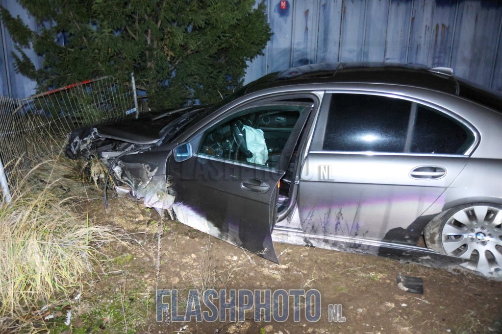 Automobilist vliegt uit de bocht, auto raakt zwaar beschadigd