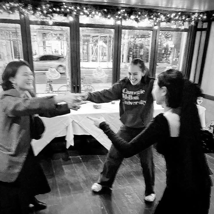 hadestownthinkr's tweet image. isa briones, lola tung and eva noblezada 😭