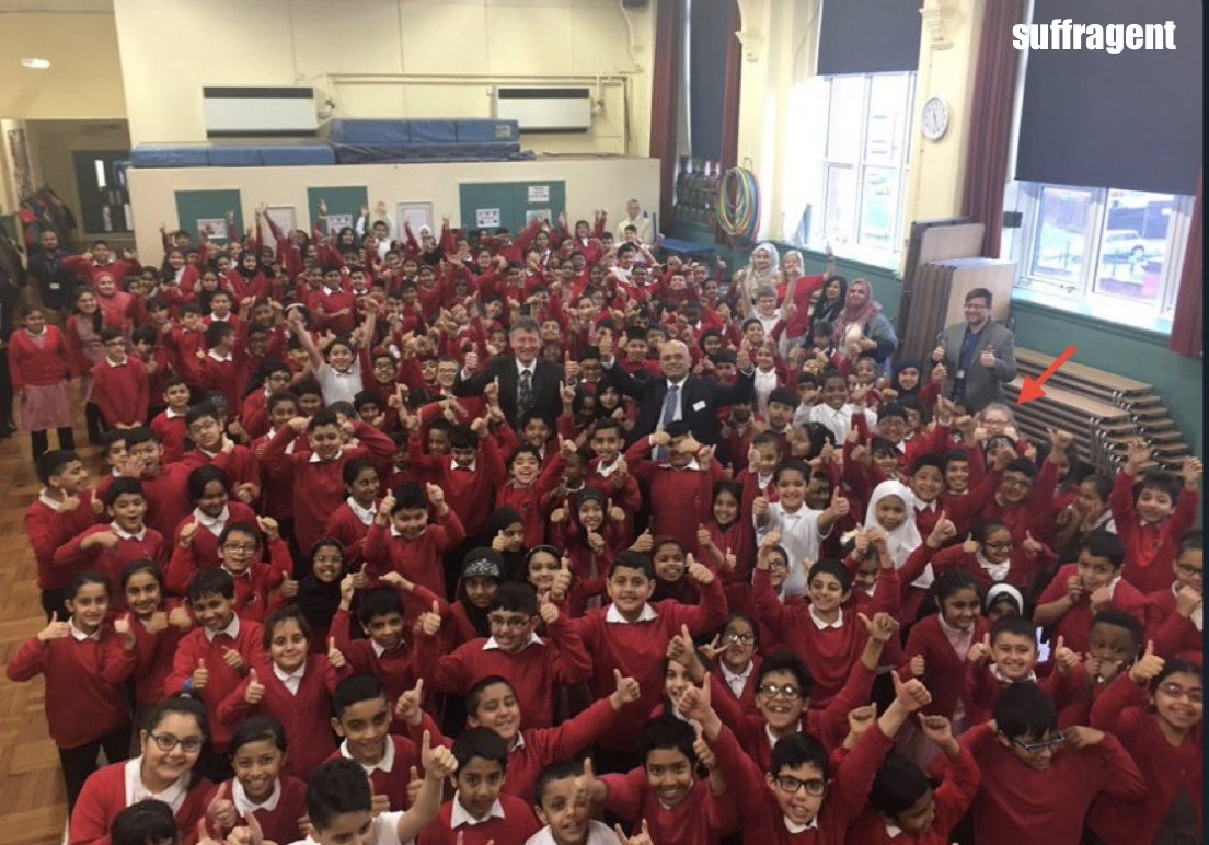 This is a school in England. 🇬🇧