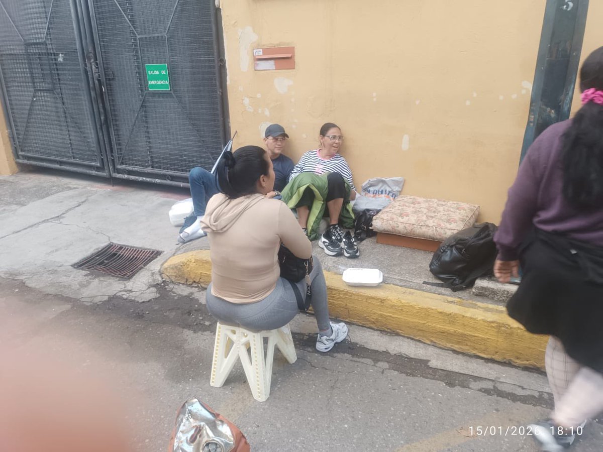 RHelicoide's tweet image. #AHORA | DESDE ZONA 7.📍

Familiares desde el centro de reclusión Zona 7 continúan esperando la liberación de sus seres queridos.

#QueSeanTodos #LibertadParaTodos