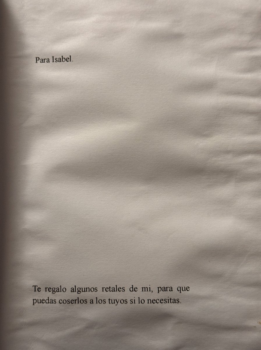 discontinuaa's tweet photo. me han regalado un poemario hecho a mano es el regalo más bonito que me hicieron en la vida https://t.co/g4cYPH2Uye