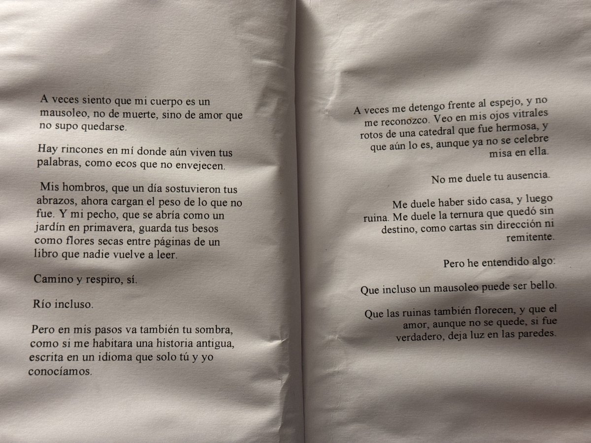 me han regalado un poemario hecho a mano es el regalo más bonito que me hicieron en la vida