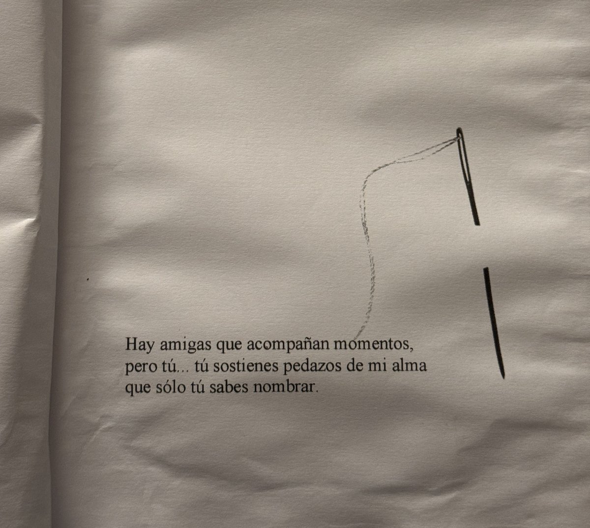 discontinuaa's tweet photo. me han regalado un poemario hecho a mano es el regalo más bonito que me hicieron en la vida https://t.co/g4cYPH2Uye