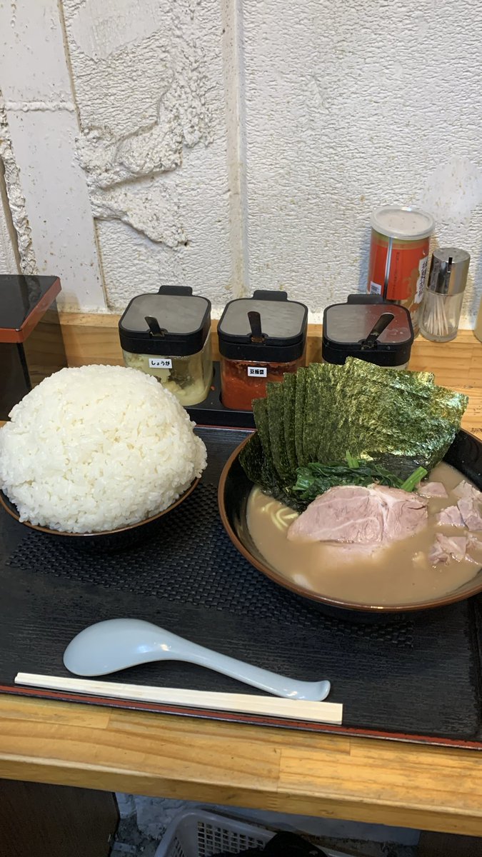 eichananan2020's tweet photo. 先日伺った見田家さんの「硬濃い抜き海苔増🍜大盛🍚」を頼んだ際の🍚の量に😳‼️
今回も🍜も🍚も美味しく頂きました😋
「気持ち多めに盛りました🤭」と大将の優しさに😂
大将のお心遣い感謝です🥹
次回も気持ち多めでお願いします🤭

#見田家　#nerimamitaya #ラーメン　#練馬　#練馬ラーメン https://t.co/Fri3yD0Zt6