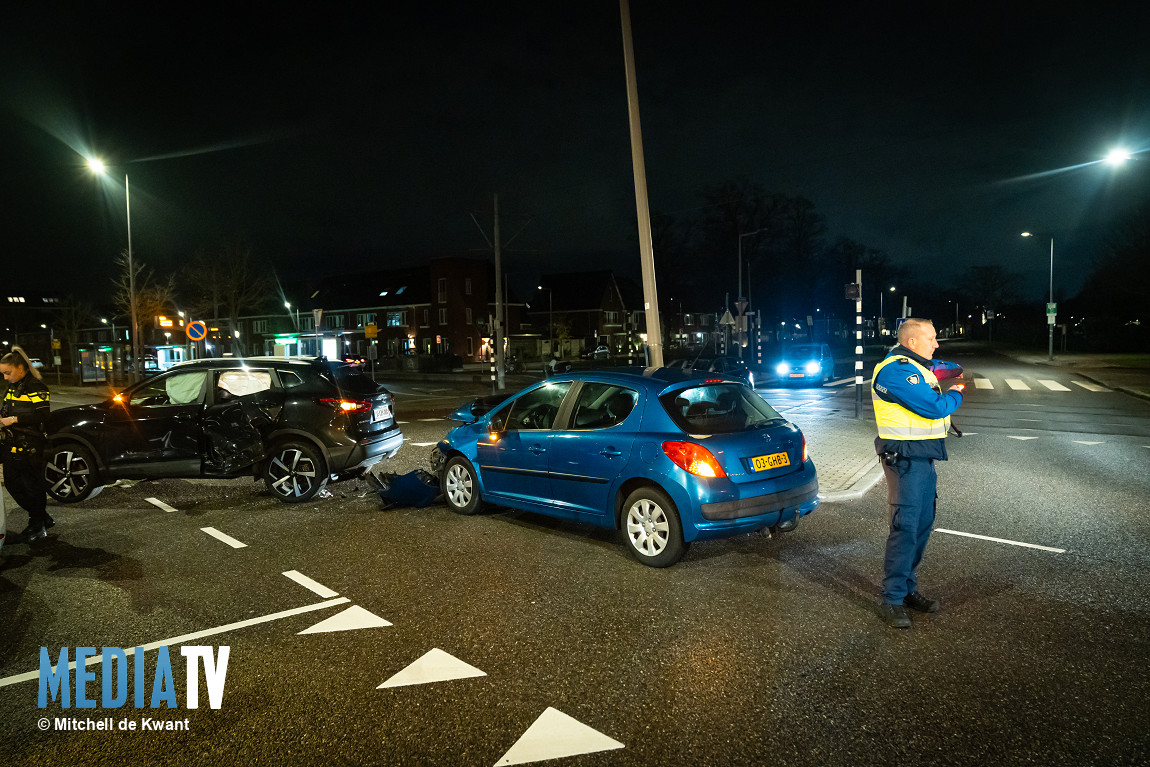 Aanrijding tussen twee personenauto's op de Molenvliet in Rotterdam