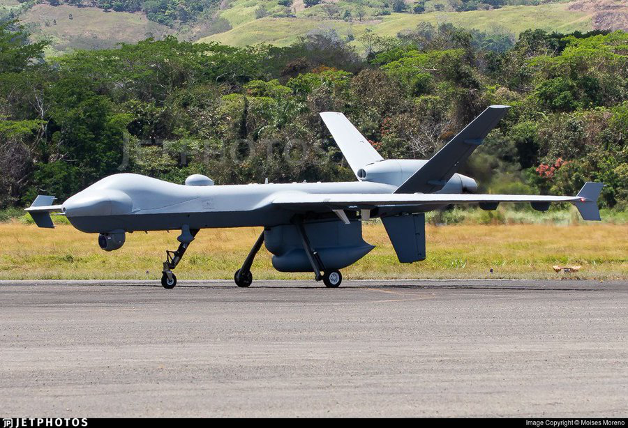 carpetapurpura's tweet photo. #NoticiaDeUltimaHora

¡¡¡ Inició la intervención militar de EU en México !!!

¡Tres acciones prenden las alertas!:

1. Sobrevuelo hoy de un dron norteamericano en Toluca.
2. La orden de Trump a su secretario de Guerra de que den el “primero golpe” en México con sonoridad y letalidad y
3. Que el primer narcopolítico que se le entregará a EU será un gobernador en funciones.

Más detalles de la información:

1. Se registró hoy en Toluca el sobrevuelo de un dron MQ-9B de la Oficina de Aduanas y Protección Fronteriza de los Estdos Unidos (CBP).

2. Trump da la orden a su Secretario de Guerra que el primer ataque en México sea “escandaloso, con precisión y letalidad” y

3. Que los primeros tres narcopolíticos que entregará Claudia Sheinbaum incluyen a dos gobernadores en funciones y un general del Ejército. Se habla de Rubén Rocha Moya de Sinaloa o de Marina del Pilar Avila, de Baja California.

Aquí los detalles de la información y las fuentes:

1. Un Dron MQ-9B Guardian de La Oficina de Aduanas y Protección Fronteriza de los Estados Unidos (CBP) estuvo sobrevolando el espacio aéreo de Toluca.

Fuente:
https://t.co/shzDUCldKW

2. Trump da la orden a su Secretario de Guerra de que “el primer ataque en México NO sea sigiloso ni encubierto o silencioso. Quiere dar un mensaje FUERTE Y CLARO al mundo: que sea un acto a plena luz del día y ante la mirada de todos. "Escandaloso, con precisión y LETALIDAD".

Fuente:

MarkOnce
@MarkDeReborn11
https://t.co/ha6J3S5DGn

3. “en el Top-3 sobre los que el gobierno de Estados Unidos quiere, aparecen dos gobernadores en funciones y un general del Ejército.

Fuentes con acceso de primer nivel, señalan que el primer elegido sería un gobernador”. 

Fuente:

https://t.co/9mQjCC9Dc4

Hay otras fuentes que están confirmando lo mismo sobre esta información que está en curso.