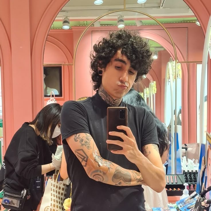 acervofelps's tweet image. Juliano Flos: “puts, se pá vou perder live do felps depois que ele voltar do japão”

Babu:”felps? não é o nome de um nadador dos eua?”

Juliano Flos: “é um streamer famoso aqui do Brasil” 

Babu: “daora!” #BBB26