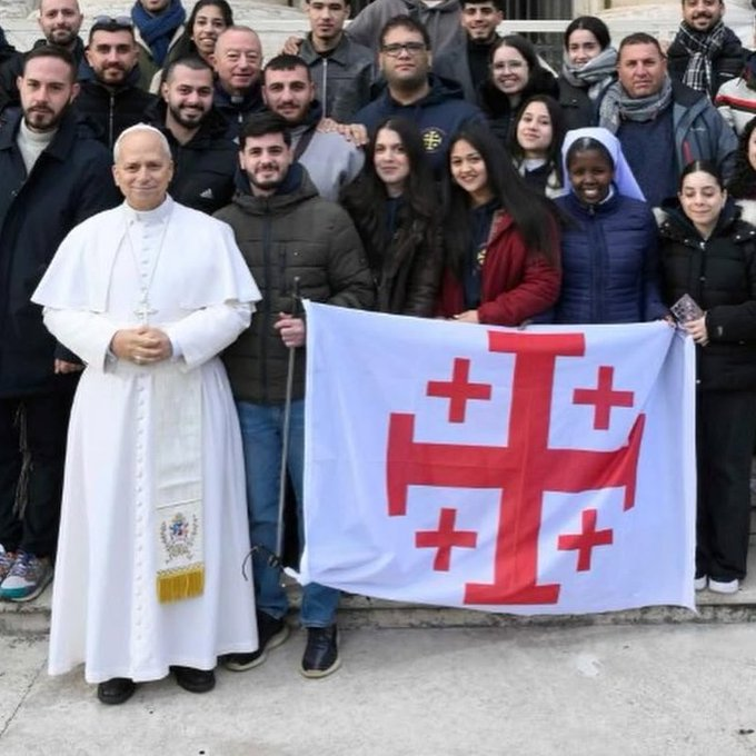 trad_west_'s tweet image. Pope Leo photographed with a Jerusalem Cross flag!