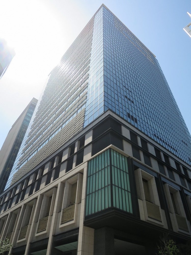 company_meikan's tweet photo. 「年収1000万超え×残業代全額」目立たないのにバグほど稼げる専門商社

〜Sランク〜

◼︎長瀬産業
化学品商社の国内最大手として強固な販路を独占しており、平均年収1,100万円超えに加え手厚い家賃補助で可処分所得は総合商社に肉薄する。海外比率も高くグローバルに稼ぐ仕組みが完成しているため、景気変動に左右されず穏やかに高年収を維持したい層には最高の環境と言える。

◼︎兼松
電子・デバイスや食料に強く、総合商社に近い多角経営により平均年収は1,100万台と、同業他社を寄せ付けない高待遇を維持している。フレックスやリモートの運用も進んでおり、激務なイメージが強い商社業界において「スマートに稼ぐ」を体現できる穴場。

◼︎岩谷産業
LPガスの国内シェア首位というインフラ独占性が武器で、水素エネルギーの将来性も相まって、定年まで食いっぱぐれることのない極めて高い事業安定性を誇る。平均年収は1,000万円前後、さらに持ち家促進などの福利厚生が手厚く、結婚後の生活の質は業界屈指。

〜Aランク〜

◼︎稲畑産業
住友化学の持分法適用会社として盤石の経営基盤を持ち、平均年収900万円台後半に加え、都心なら月額10万円以上の家賃補助が出るなど「実質年収」の高さが異常。情報電子や合成樹脂のニッチ分野で世界シェアが高く、ノルマに追われすぎずQOLを最大化したい人にとっての終着駅。

◼︎岡谷鋼機
創業350年超の名古屋の雄であり、自己資本比率の高さとトヨタ勢との鉄の結束により、どんな不況下でも賞与が削られない圧倒的な安心感がある。平均年収は900万円前後だが、独身寮や社宅制度が完備されており、地方配属でも東京水準の贅沢な暮らしが約束される。

◼︎阪和興業
「独立系・商魂」を象徴する鉄鋼商社で、30代で年収1,000万円を突破するスピード感と、やった分だけ評価される実力主義が魅力。配属リスクや残業の多さはあるものの、若いうちから億単位の商売を回す裁量権と圧倒的な稼ぎを両立したいならここ一択。

◼︎JFE商事
JFEグループの中核として鉄鋼輸出を独占し、平均年収も親会社に匹敵する900万円〜1,000万円ラインと、メーカー系商社の中では最高峰の待遇。鉄鋼特有の泥臭い営業スタイルはあるものの、グループの福利厚生をフル活用できるため、安定と高給のバランスが絶妙。

◼︎トラスコ中山
機械工具卸の物流革命児であり、100%在庫を保有する独自の即納モデルにより利益率が高く、月平均残業10時間程度という圧倒的なホワイト環境を実現している。年収は700〜800万円台だが、賞与が年3回支給されるなど還元意欲が強く、ワークライフバランス重視派からの支持が熱い。

〜Bランク〜

◼︎山善
工作機械と家庭機器の両輪で安定した収益を上げており、残業代が1分単位で支給されるなど労務管理が極めてクリーン。年収は700〜800万円ラインだが、福利厚生の利用率が高く、関西圏の企業文化に馴染める人なら長く安泰に働ける。

◼︎ユアサ商事
350年以上の歴史を持つ老舗で、建築・産業機器の流通を牛耳る「仕入先との圧倒的な信頼関係」により、営業の難易度が低く穏やかな社員が多い。平均年収は800万円前後とS・Aランクには劣るが、独占的な商流のおかげでリストラリスクとは無縁の公務員的商社。

◼︎ソーダニッカ
苛性ソーダなど基礎化学品の流通を担い、華やかさはないが景気耐性が非常に強い「THE・隠れ優良企業」で、離職率の低さが居心地の良さを物語る。平均年収は700万円台だが、住宅補助が手厚く実質的な生活費を抑えられるため、都心で堅実に暮らしたい人には最適。

◼︎GSIクレオス
繊維と工業製品の複合商社であり、ニッチなホビー商材や半導体関連にも強く、小規模ながら営業利益率が高い筋肉質な経営が特徴。年収レンジは600〜800万円だが、個人の裁量が大きく、大企業の歯車になりたくない成長意欲のある若手には最高の修行場になる。

知ってる人だけ得する情報発信中