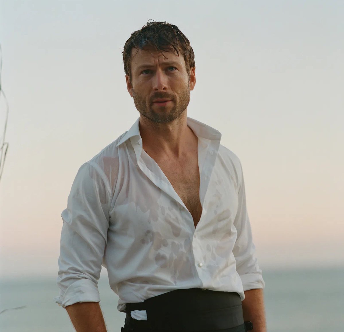 FilmUpdates's tweet image. Glen Powell is in talks to star in Sam Esmail’s original sci-fi film ‘TESSERACT.’

Plot details are being kept under wraps.

🔗 deadline.com/2026/01/glen-p…