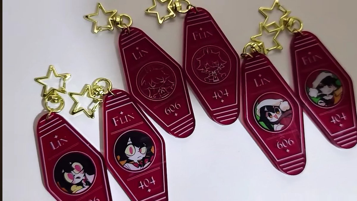 TheLinNews's tweet image. ⚠️🎉🚨NUEVA MERCH DISPONIBLE!!!

De parte de @VograceCharms ahora se ofrecen:
° MOCHIKORORIN(s) (Como peluchitos- Tres diselos)
° LLAVEROS ACRÍLICOS (Saquenles el plástico protector-)
° PORTA TARJETAS (6 DISEÑOS DIFERENTES)
°LAPICEROS DE TINTA OSCURA (3 DISEÑOS, empaque incluído)