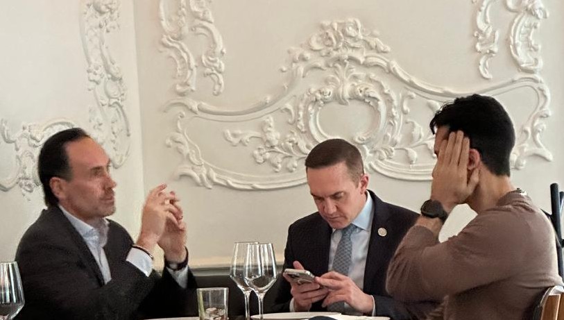 Sigue traficando con su exnovia.

Comiendo fino el corrupto.