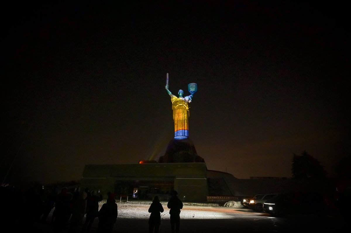 Ukraines Motherland Statue lit up with the United Kingdom’s Union Jack and Ukraines flag the ‘Derzhavnyi prapor Ukrayiny’ on the 1 year anniversary of the UK and Ukraines 100 Year Partnership.

🇬🇧❤️🇺🇦