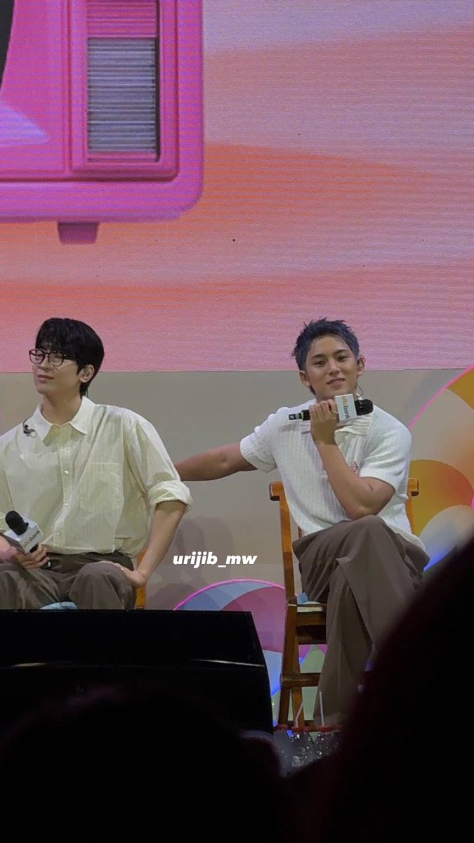 yohanbaekwon's tweet image. Mingyu naik mobil plat MW 210

MW = Minwon
210 = Bulan 2 tanggal 10 

➡️ event mingyu wonwoo allobank 🥹
Uri papa papi 💜💚