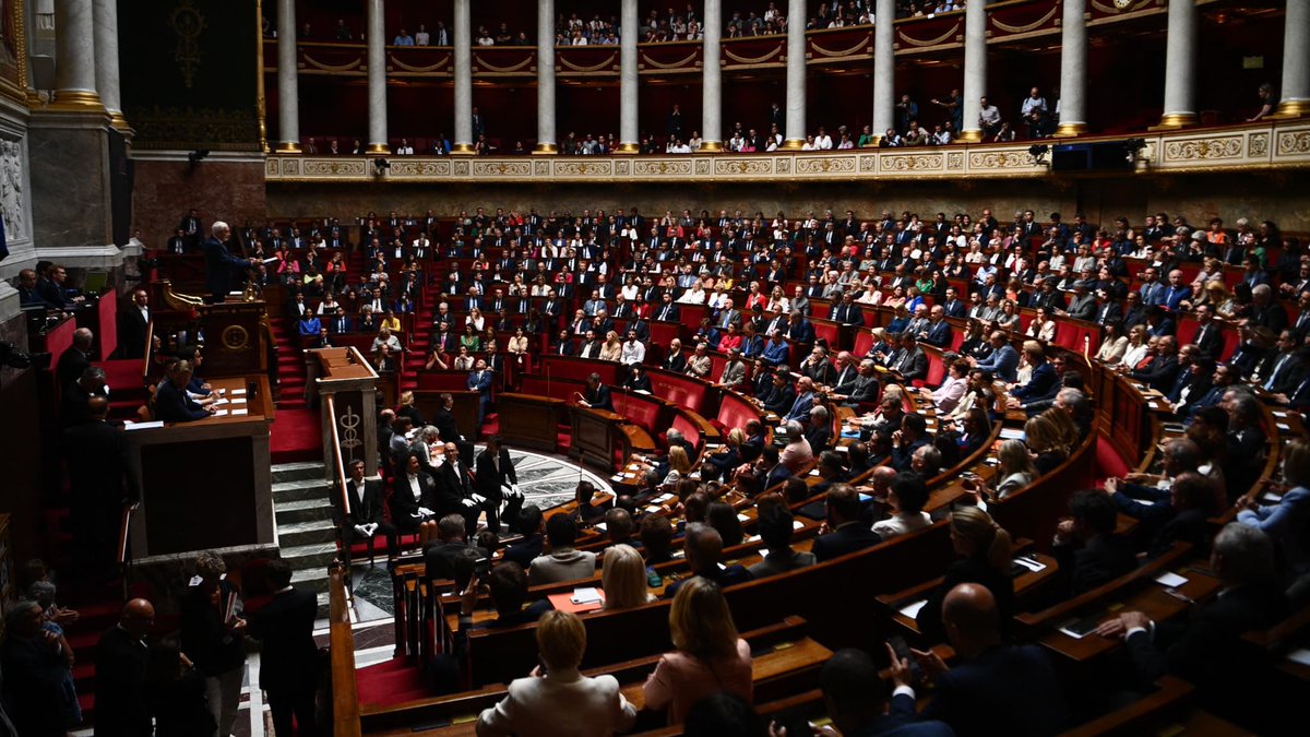 SignalFaible_'s tweet photo. 🇫🇷 Budget 2026 : Matignon admet qu'un vote à l'Assemblée est "impossible" (LFI + RN bloquent). Propositions d'amendements vendredi, recours au 49.3 ou ordonnances en vue ?  
Signal faible : blocage parlementaire chronique → fragilisation structurelle du gouvernement minoritaire. https://t.co/Xn9DFijoq5