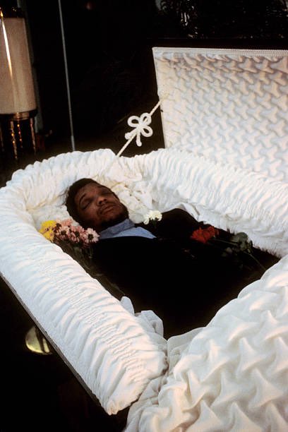 Chicago_History's tweet image. Illinois Black Panther Party Chapter Chairman Fred Hampton being laid to rest during his funeral at First Baptist Church of Melrose Park, on December 10, 1969.

We miss you Chairman.

#ChicagoHistory ☑️