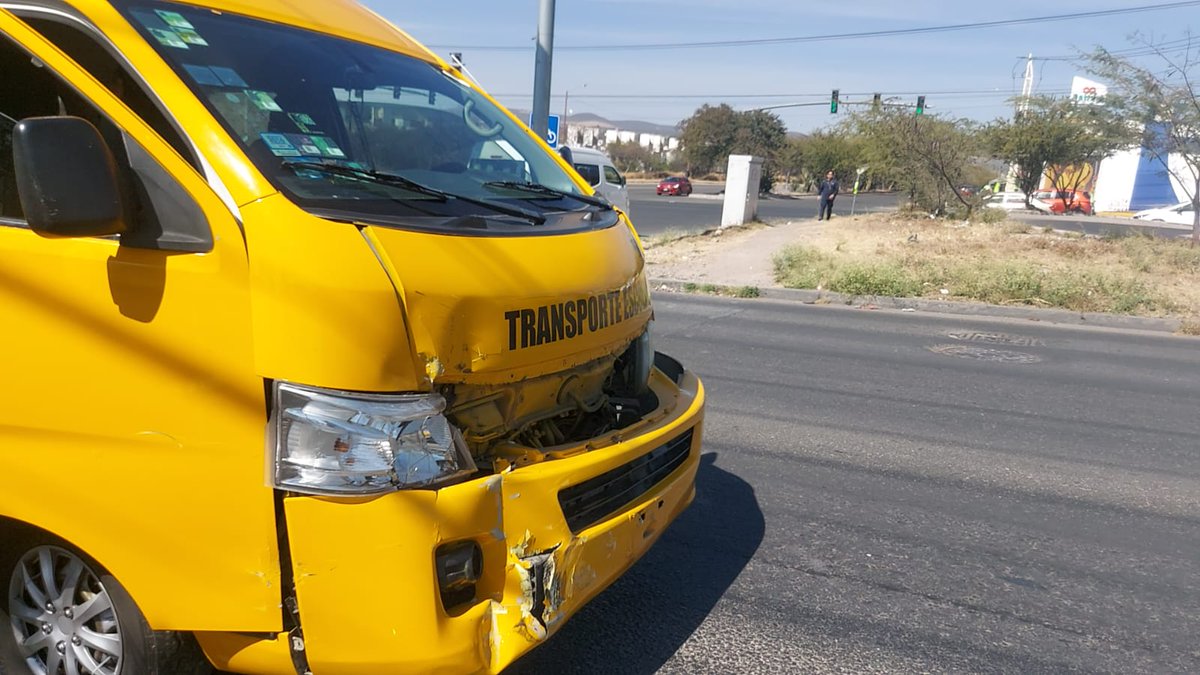 🚦#Seguridad Semaforazo entre un automóvil y una camioneta de transporte escolar en B. Peñaflor

Se trataba de un automóvil tipo sedán, en color plateado, y una camioneta Nissan Urvan de transporte escolar, la cual afortunadamente no traía tripulantes.

👉 adninformativo.mx/semaforazo-ent…