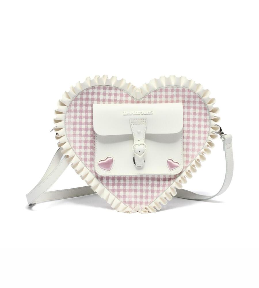 ドクターマーチン26年バレンタイン、ギンガムチェック厚底ブーツ＆フリル付きハート型バッグ - fashion-press.net/news/142134