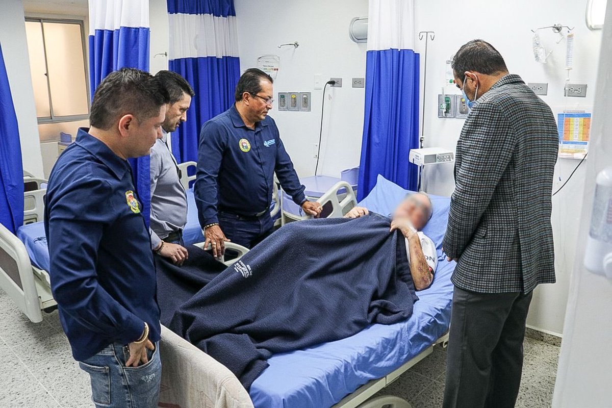 GobdeSantander's tweet photo. El gobernador MG (R) Juvenal Díaz Mateus y la Secretaría de Salud Departamental visitaron el Hospital Local de Piedecuesta para conocer la prestación de los servicios, dialogar con pacientes y verificar los equipos que fortalecen la atención. https://t.co/FXXvkyBLLn