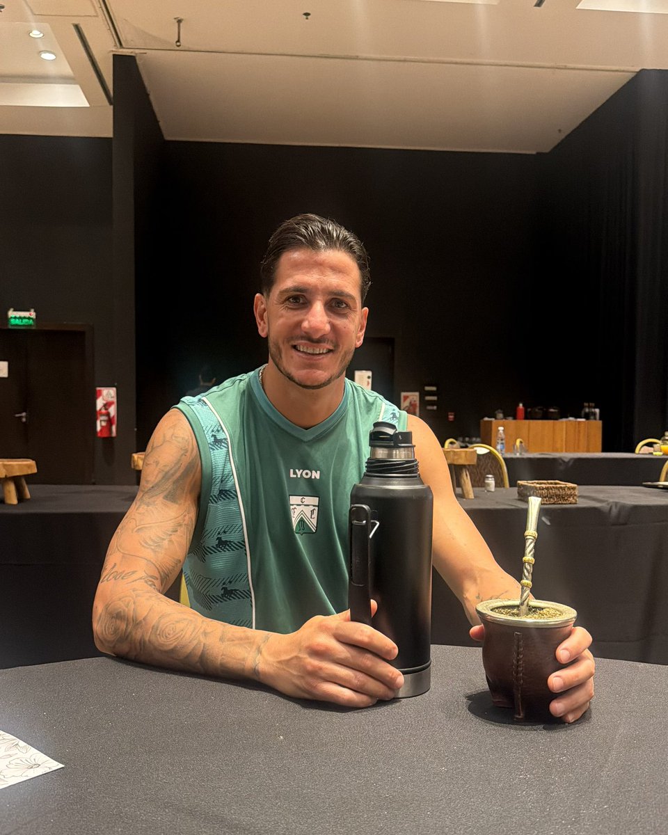 FerroOficial's tweet photo. 💚 Boni ya esta en el hotel con el resto del plantel https://t.co/CfbG77IgZt