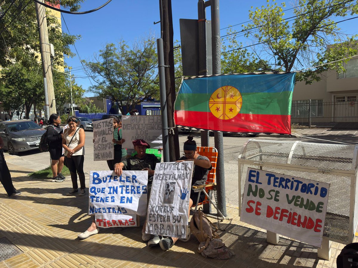 Repudiamos el atropello contra la Comunidad Retamal. Hoy sus integrantes están encadenados en el Municipio de Cipolletti porque les retuvieron sus animales, que son parte de su sustento, trabajo e identidad. Nuestra solidaridad con su lucha. Exigimos la restitución inmediata.