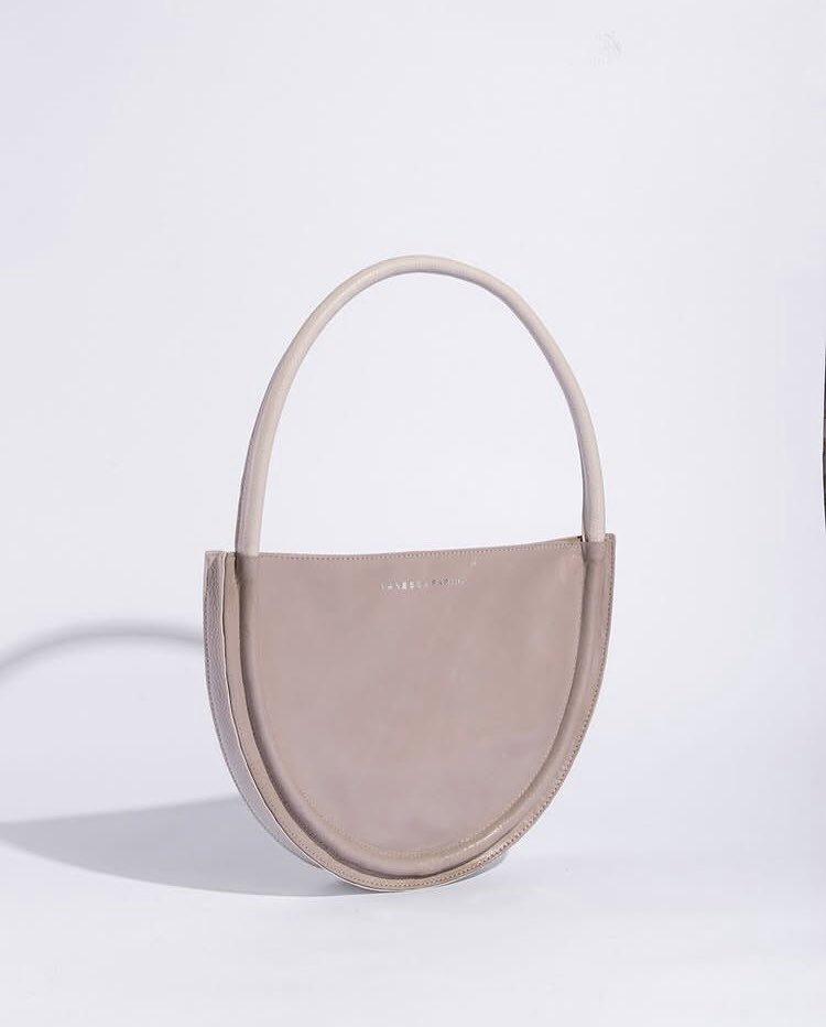 MaryCVieira's tweet image. “Génesis bag”, creación de Vanessa Farina, Directora de Moda UCAB y esposa de Luis Tarbay, preso político desde diciembre de 2024. Un detalle que para ser superficial es bastante simbólico. 
instagram.com/p/DDcnQY2RwJd/…