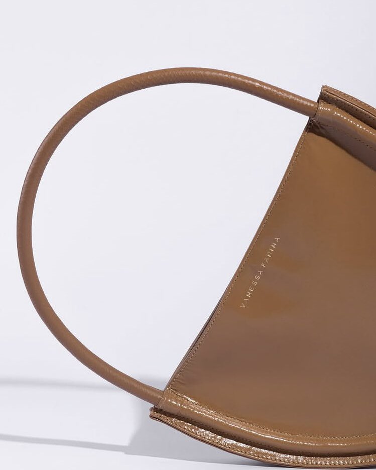 MaryCVieira's tweet image. “Génesis bag”, creación de Vanessa Farina, Directora de Moda UCAB y esposa de Luis Tarbay, preso político desde diciembre de 2024. Un detalle que para ser superficial es bastante simbólico. 
instagram.com/p/DDcnQY2RwJd/…