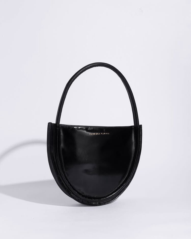 MaryCVieira's tweet image. “Génesis bag”, creación de Vanessa Farina, Directora de Moda UCAB y esposa de Luis Tarbay, preso político desde diciembre de 2024. Un detalle que para ser superficial es bastante simbólico. 
instagram.com/p/DDcnQY2RwJd/…