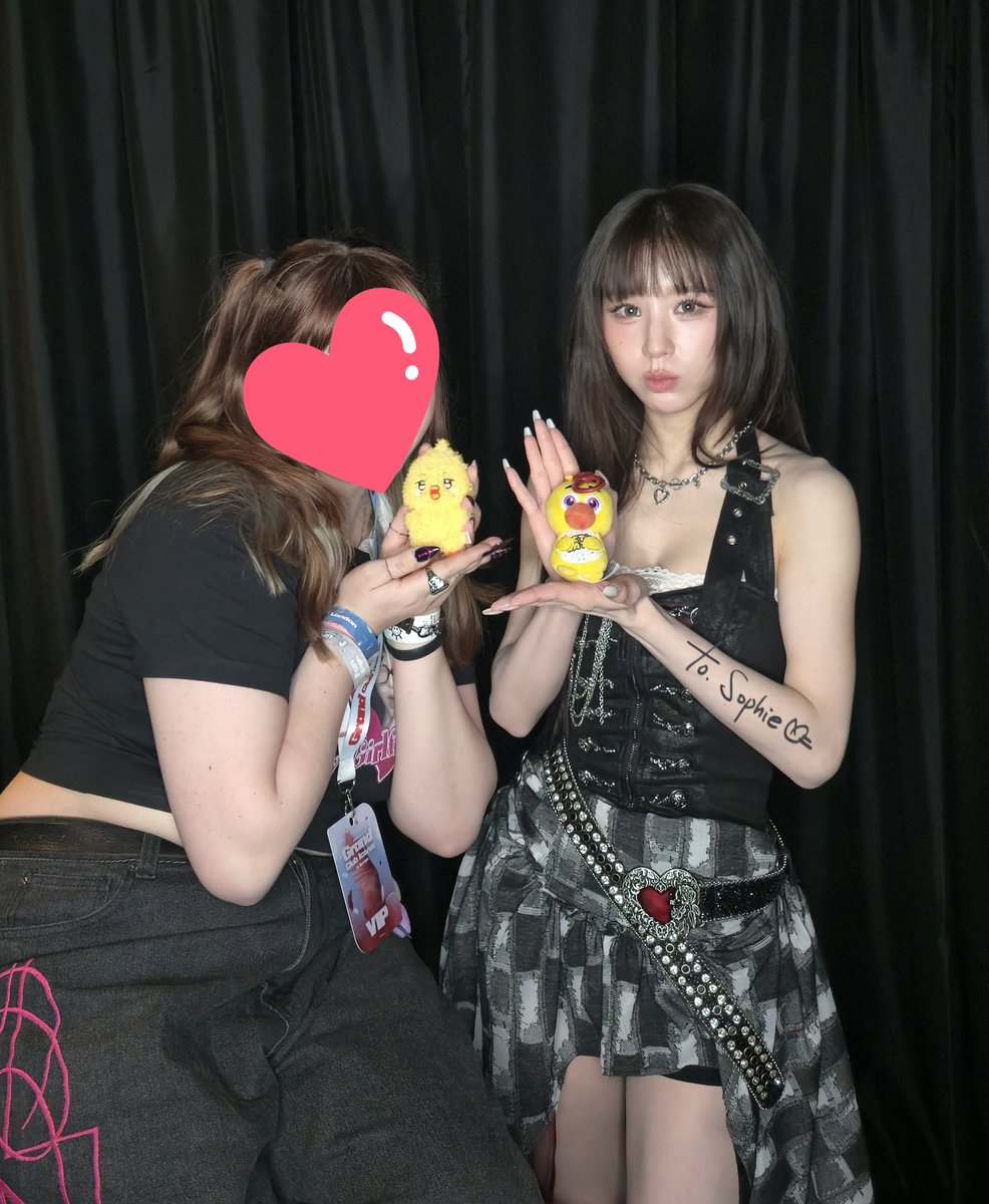 spideyung1's tweet photo. Five nights at Artms
#Artms #Heejin #ArtmsinLondon #FNAF https://t.co/YdwNKcRNjE