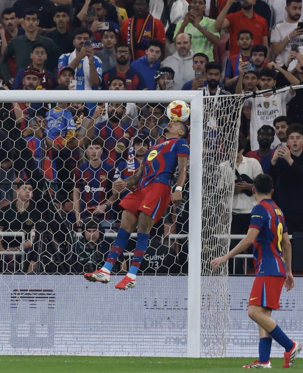Entre todo lo que ha pasado, poco hablamos del salto Air Jordan de Raphinha evitando el gol de Huijsen justo antes de que Gonzalo anotara el 2-2... puso el alma en ese salto