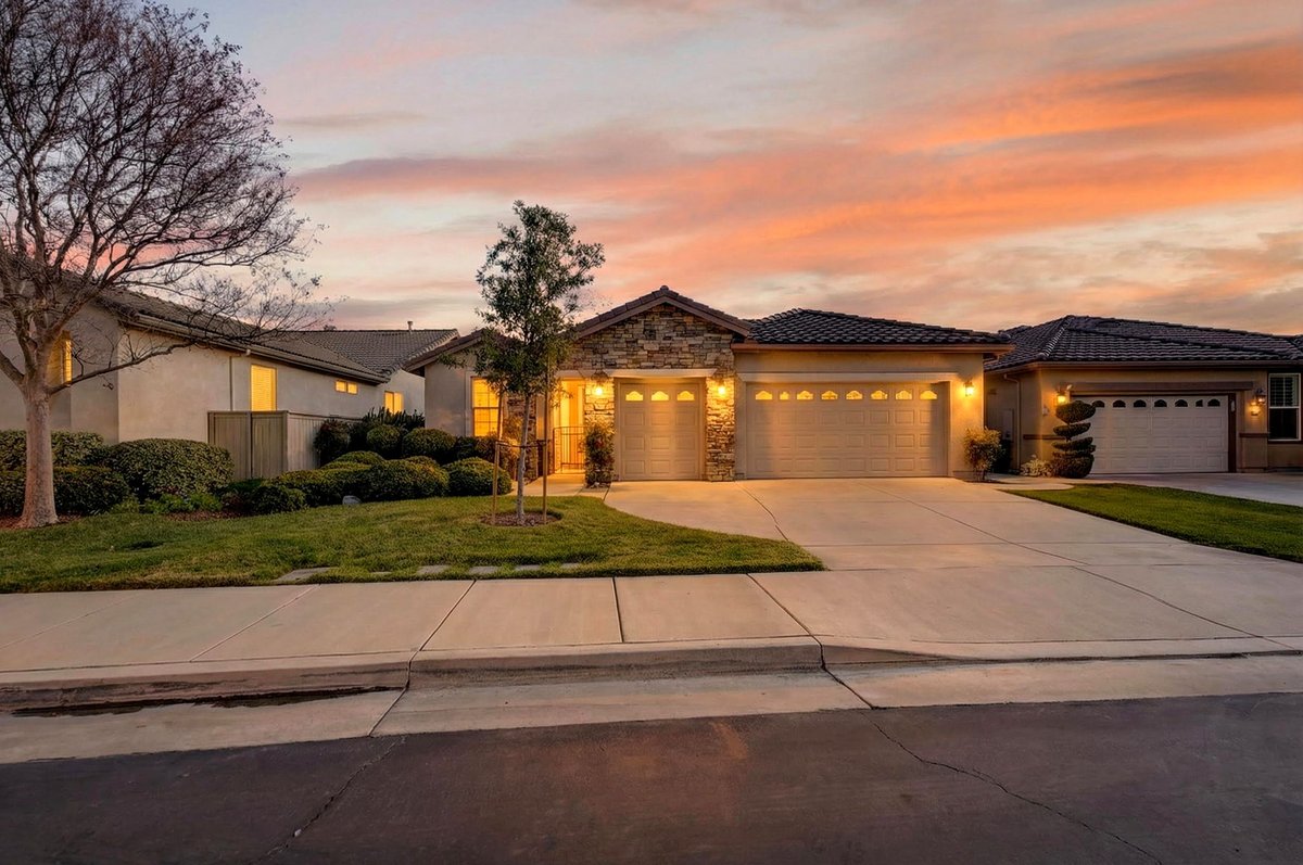 MarchenaHomeTM's tweet photo. ✨ JUST LISTED in #Menifee! ✨

📍 29224 Sparkling Dr | The Oasis 55+

🏡 Milano model, 2,121 sqft 🚗 3-Bay Garage + Golf Cart Entry! ⛳️ 💰 LOW TAXES &amp; NO MELLO-ROOS! 🌴 Resort amenities: Pool, Tennis, Pickleball!

Price &amp; Photos: https://t.co/LUE5Lt9rPe

#RealEstate #JustListed https://t.co/e3gbd4Sq2v