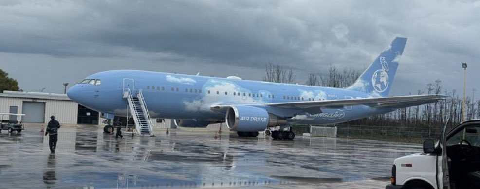 DrakeDirect's tweet image. Air Drake spotted in the Bahamas