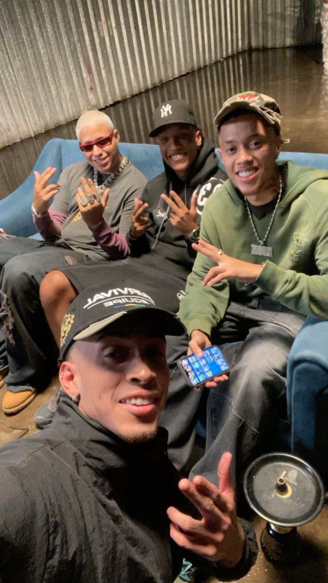 cauart's tweet photo. Yuri me levou na resenha com os amigos https://t.co/cIEGHHPfFK