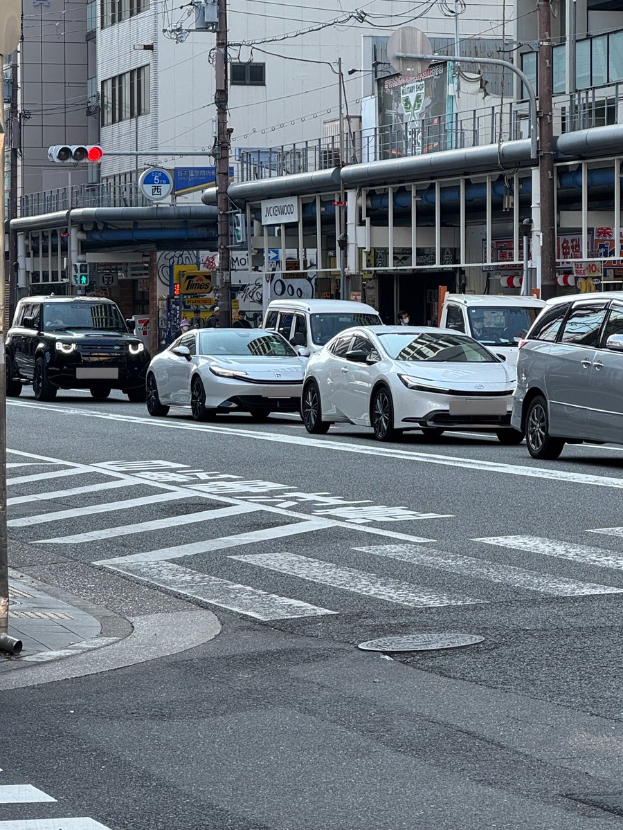 skrzkrs's tweet image. ちょっとまって笑
プリウスとプレちゃん前後に並ぶと言う
奇跡的な1枚撮れた笑