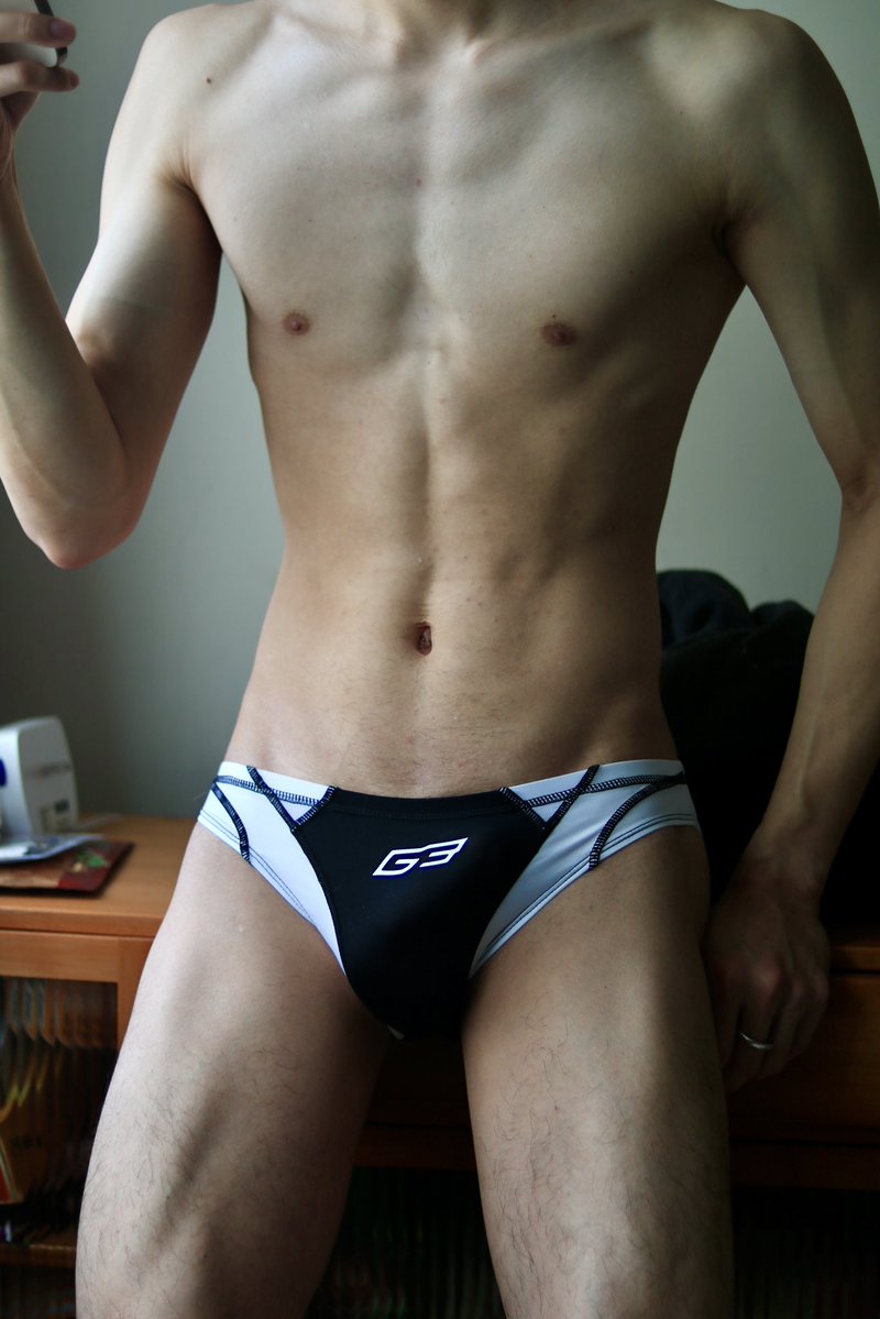 久違的拿出UA背心
恩…還是撐不起來😮‍💨
新內褲第二系列
這個布料好穿！

但我決定試試他們家XL的尺寸
不然日常真的好緊😮‍💨