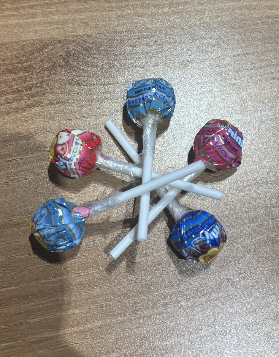 出社してきたら机に懐かしいお菓子が...😳
子供のころよくご褒美で買ってもらってたことを思い出しました。

私が好きなフレーバーはストロベリー味🍓でしたが
皆さんはどの味がお好きですか？

今週もあと1日！
頑張っていきましょう💪