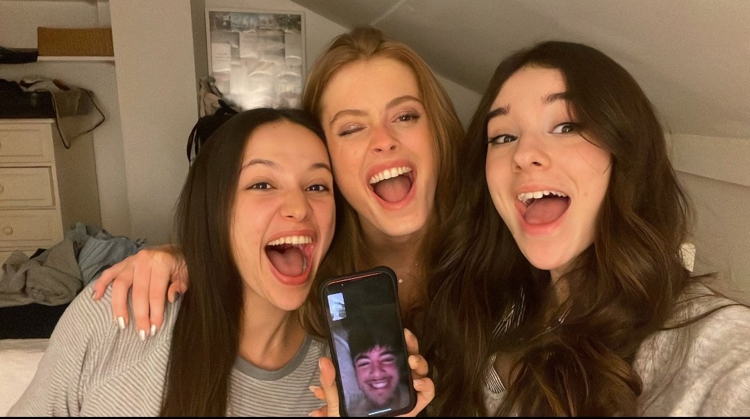 las tres subiendo fotos por sus canales, chicas soy muy feliz 🥹🤏❤️‍🩹