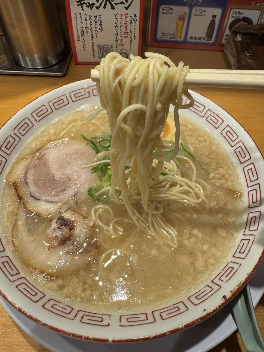 db_atom's tweet image. 下北沢の「だるま大使-無限-」さんに行ってきました。
群馬豚骨ラーメンというジャンル🍜
背脂の効いた濃厚な味わいながらも臭みがなく食べやすい豚骨ラーメンでした😋
#浦和 #接骨院 #ラーメン #アトム接骨院 #だるま大使