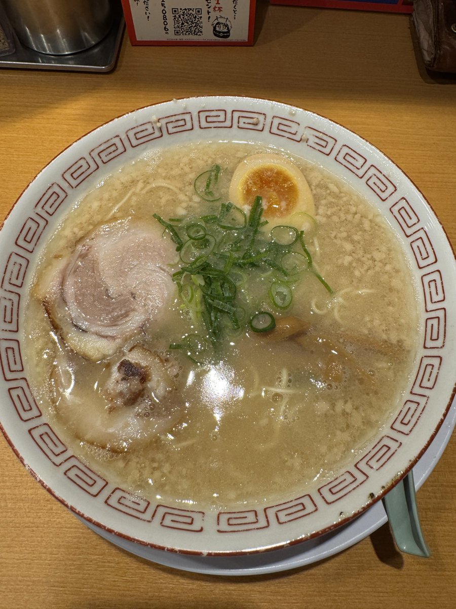 db_atom's tweet image. 下北沢の「だるま大使-無限-」さんに行ってきました。
群馬豚骨ラーメンというジャンル🍜
背脂の効いた濃厚な味わいながらも臭みがなく食べやすい豚骨ラーメンでした😋
#浦和 #接骨院 #ラーメン #アトム接骨院 #だるま大使