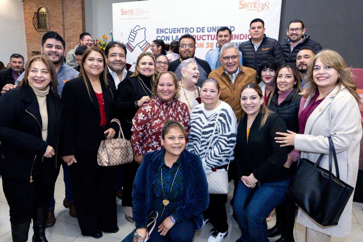En la Región Norte, en Piedras Negras, #Coahuila, el Srio. Gral. del SNTE, Mtro. Alfonso Cepeda Salas, dialogó con agremiados de la Sección <a href="/snte_38/">Sección 38 SNTE COAHUILA</a> sobre los retos para 2026 📆. Garantizó mejora salarial, estabilidad laboral y vida sindical democrática 🗳️📚.