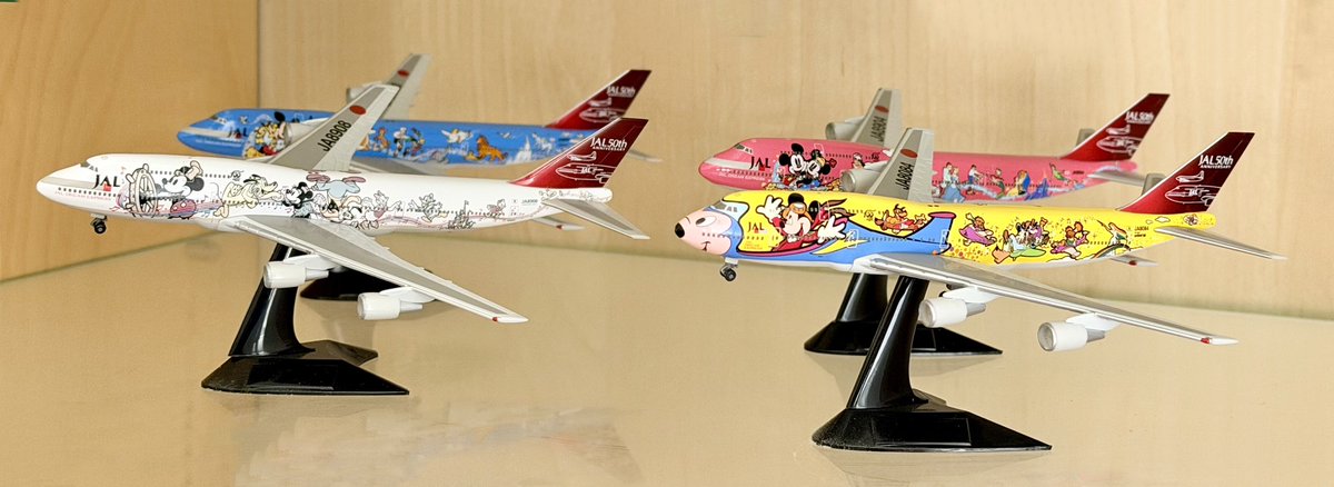 以下の軽トラ一台分のグッズに加えて、ドイツの「ヘルパ」という模型