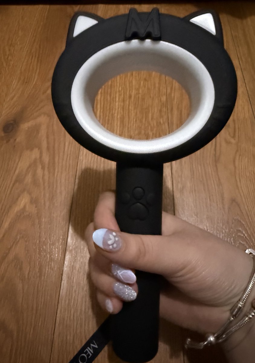 zaraglow4ever's tweet photo. My Meovv lightstick arrived 😝
♥︎⦮._.⦯♥︎
#meovv
#lightsick https://t.co/pfZq90QTWm