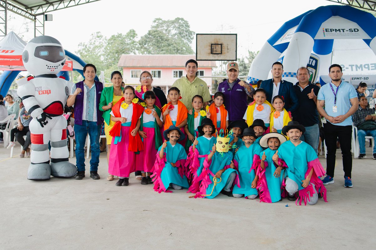 📍#SantoDomingoDeLosTsáchilas

Junto a #Ecutrón, visitamos la comuna Cóngoma Chico, en la parroquia Luz de América, durante la Brigada del Nuevo Ecuador.

En esta actividad se compartió con la comunidad información clave sobre el uso correcto de la #LíneaÚnicaParaEmergencias